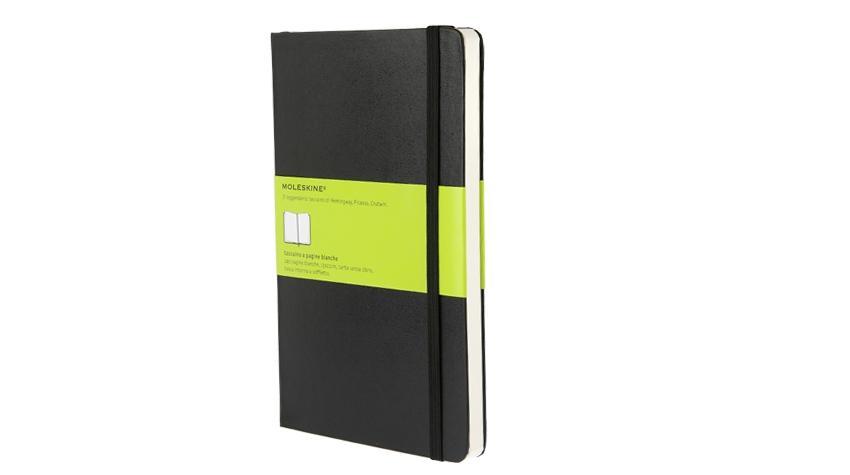 Moleskine. Plain Notebook / Large Size. Blanko. Mit Falttasche für Notizen. Gummiband-Verschluß / Notizbuch / Lesebändchen / 240 S. / Englisch / 2004 / Moleskine Germany GmbH / EAN 9788883701146